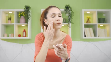 Mujer-Joven-Aplicando-Maquillaje-En-La-Piel-De-Su-Rostro.