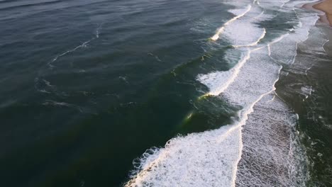 Vista-Aérea-De-Hossegor-Francia-Olas-Rompiendo-En-La-Orilla-Con-La-Luz-De-La-Mañana-Temprano