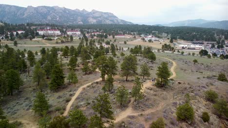 Vista-Aérea-Del-Espacio-Abierto-De-Knoll-Willows-Y-Del-Hotel-Stanley,-Estes-Park,-Colorado