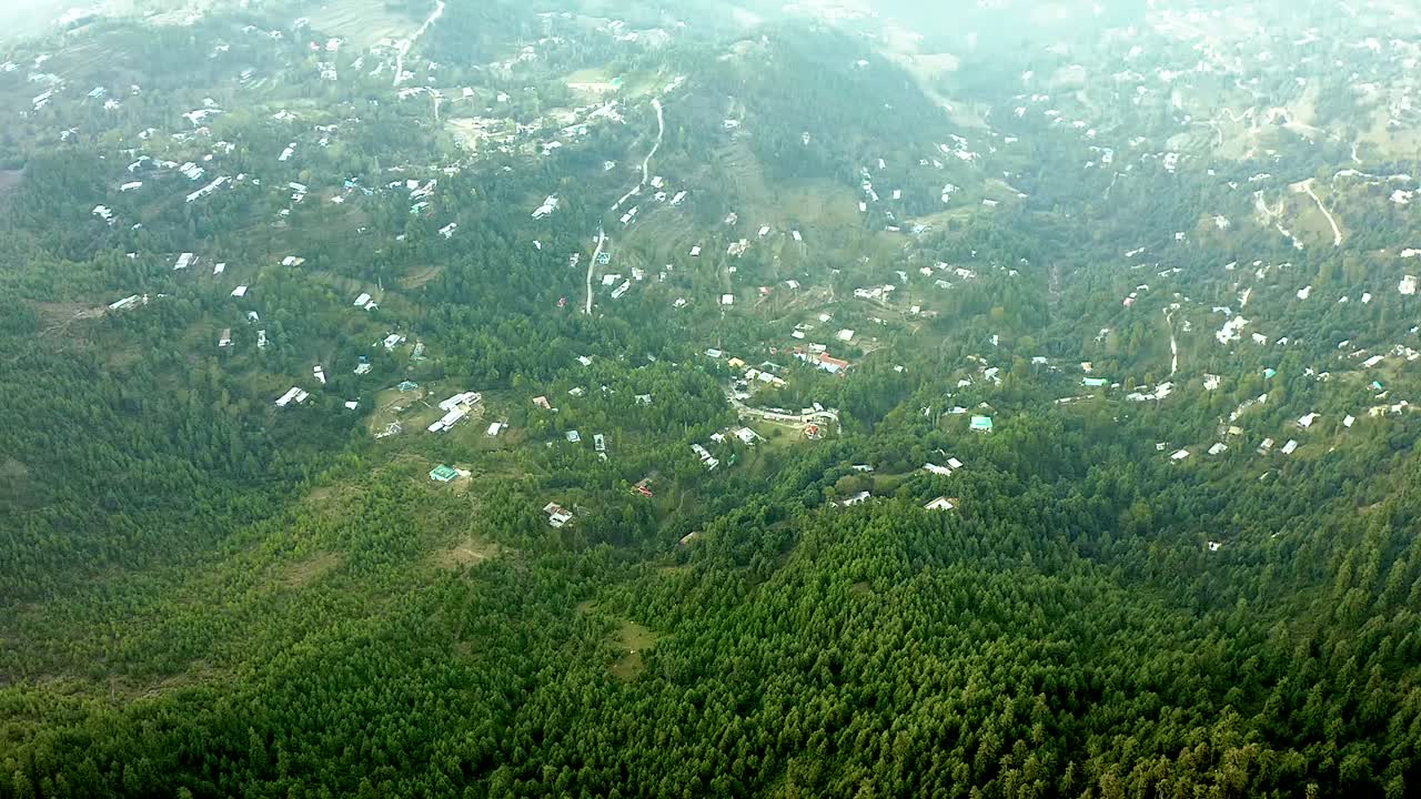 4k 드론 영상, 패트리어타 무리, 푸른 소나무 숲 풍경 및 패트리어트 의자 엘리베이터, 뉴 무리, 자브, 파키스탄, 4k 숲 비디오