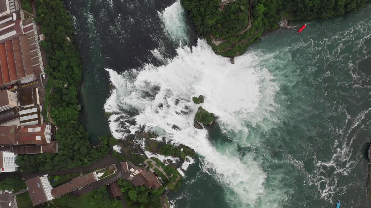 Cascata impetuosa vista dall'alto in Norvegia, con acqua spumeggiante che circonda una piccola isola.