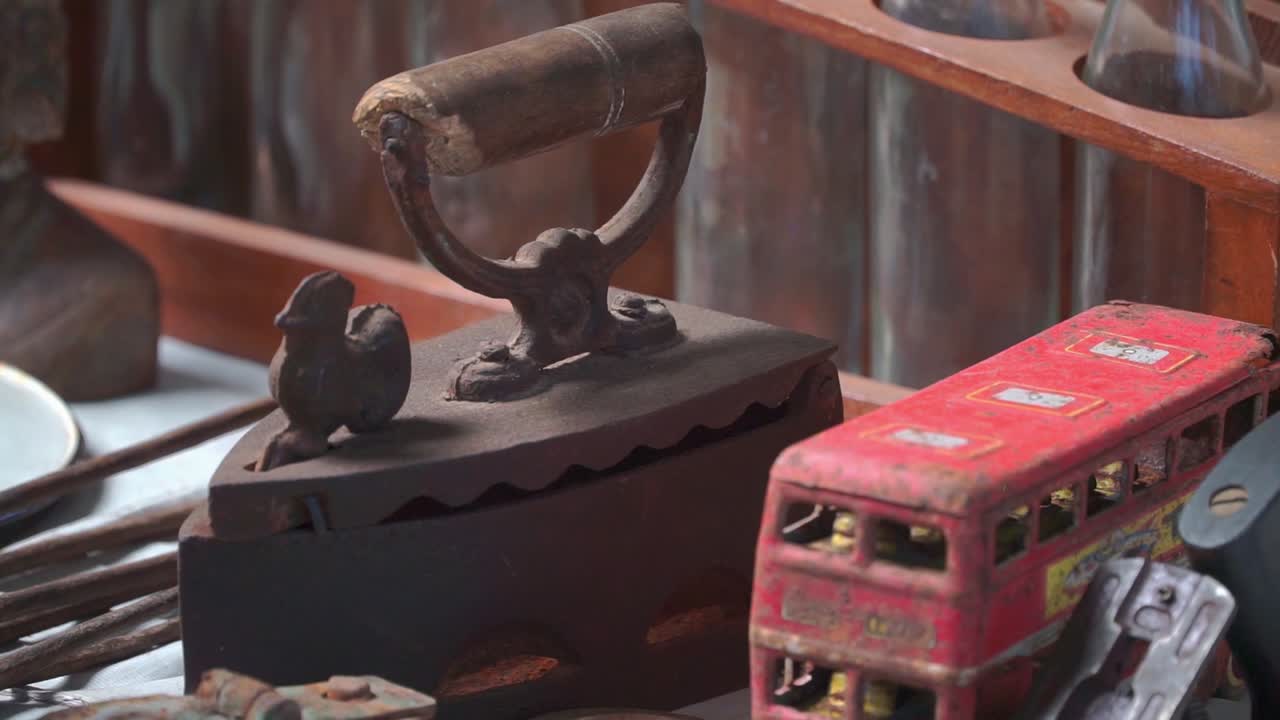 ⁇ 은 장난감 버스와  ⁇ 룩 시장의 철의 클로즈업