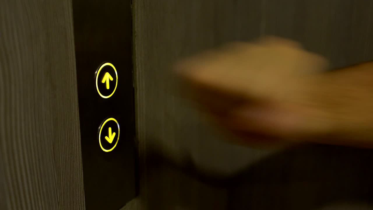 el hombre toca los botones del ascensor para discapacitados