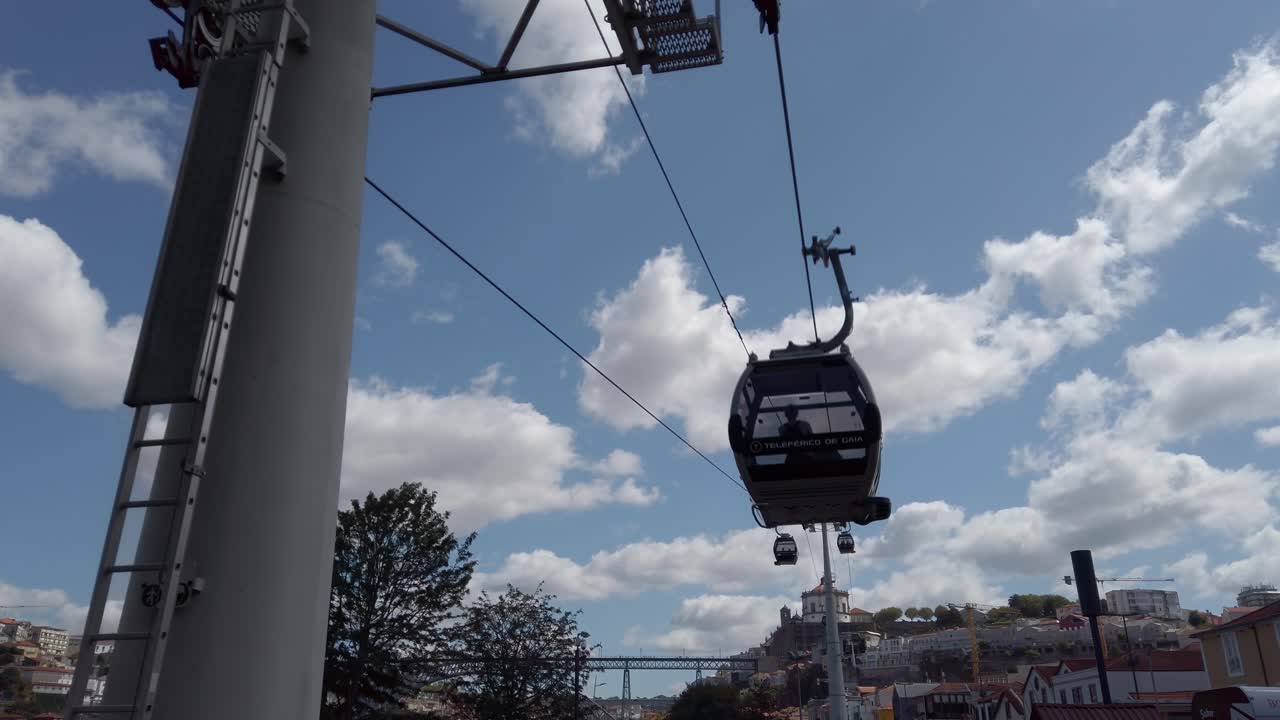 케이블카 의 승객 들 은 길 에 올라와서 경사 를 내려다보며 여행 한다