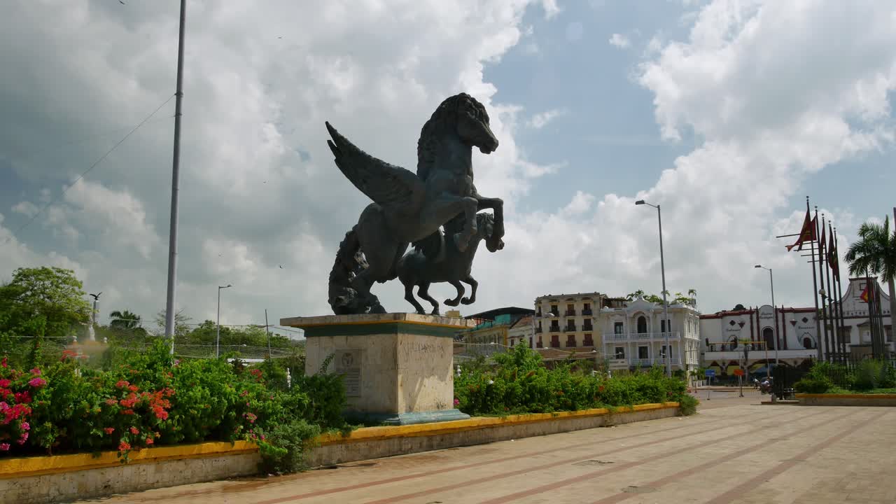 estatua de caballo alado en un pedestal en el parque de cartagena
