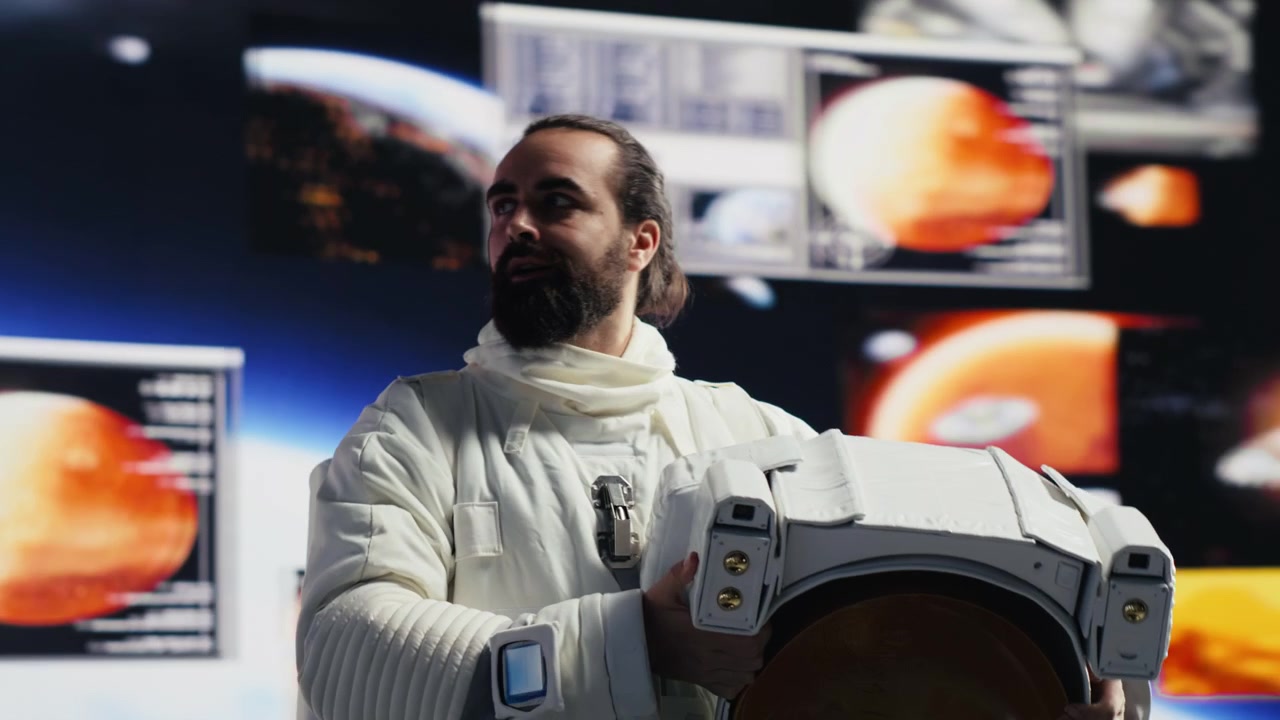 Beztížný kosmonaut provádí výstup do volného prostoru mezi vzdálenými hvězdami