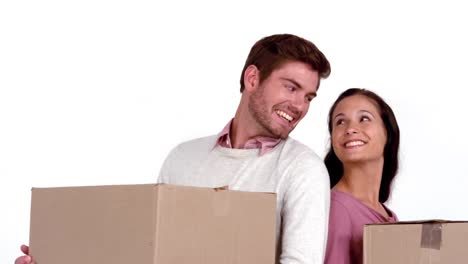 una pareja linda con cajas de mudanza