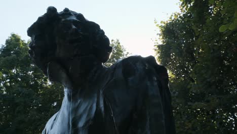 Schöner-Glanz-Auf-Einer-Skulptur-Von-Auguste-Rodin-In-Paris