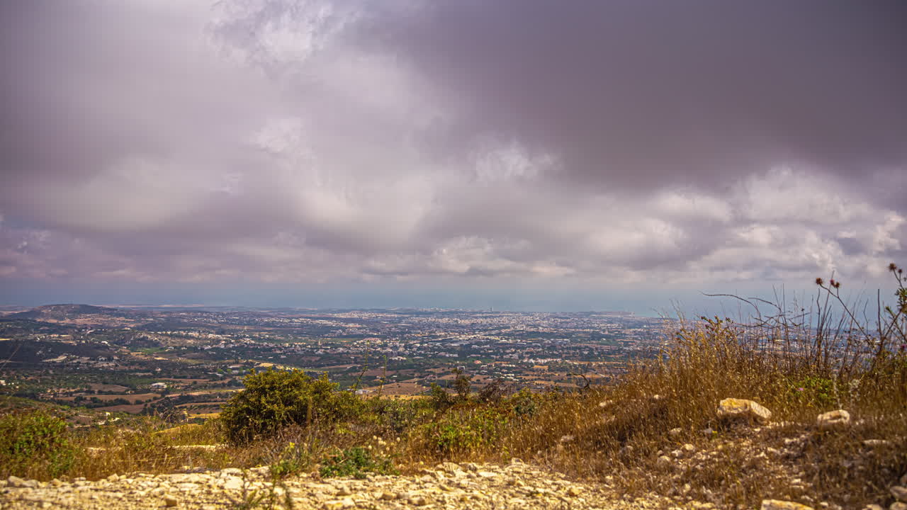 высокоугольный снимок над приморским городом с точки зрения радиостанции на кипре вдоль склонов горы в облачный день в timelapse