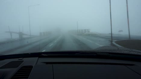 punto de vista de primera persona de un porsche conduciendo bajo la lluvia