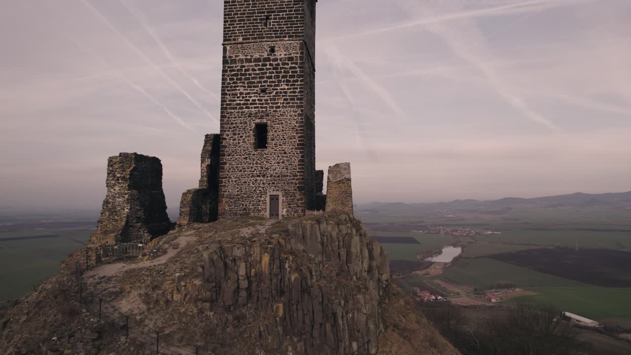 inclinando hacia arriba la vista del avión no tripulado que revela la ruina de la torre de la cima de la colina del castillo medieval de hazmburk