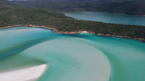 Whitehaven-Beach---Hügeleinlass-Türkisblaues-Wasser-Und-Weißer-Sand-In-Whitsunday,-Qld,-Australien