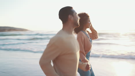 feliz, pareja interracial y corriendo en la playa