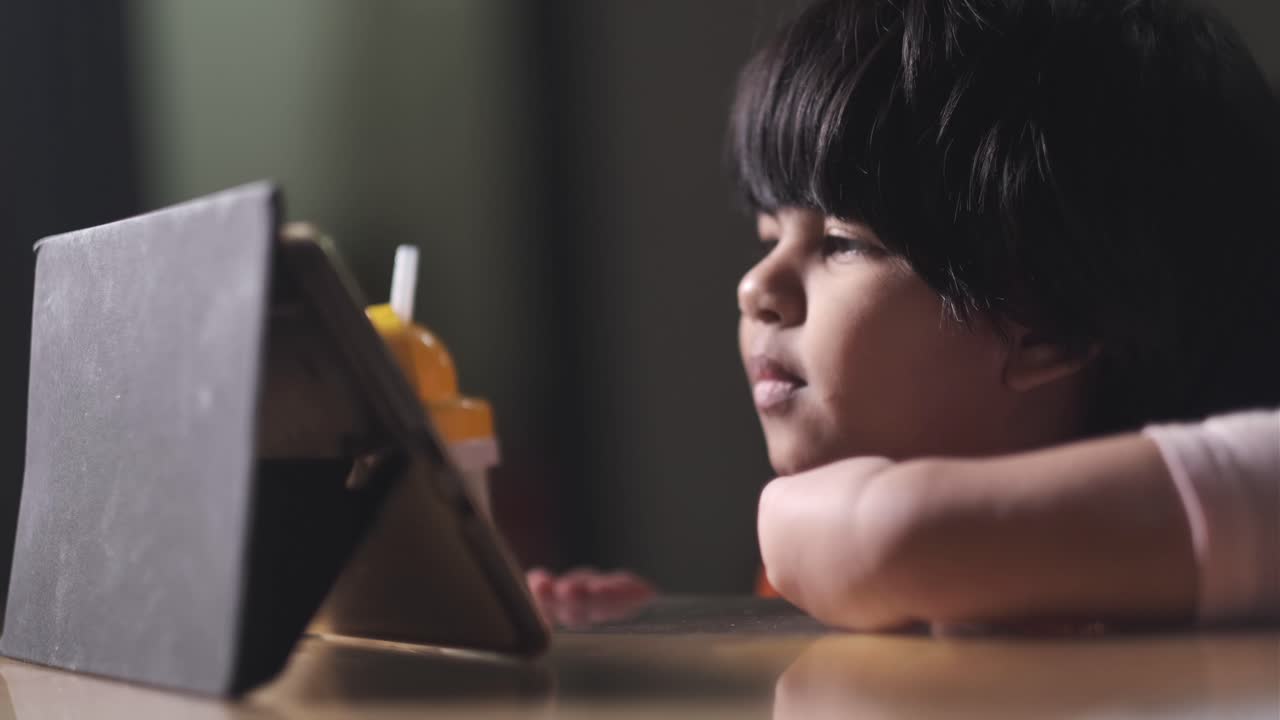 Bambino che usa un tablet