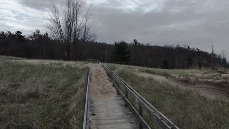 Sand-Bedeckt-Den-Weg-Durch-Die-Dünen