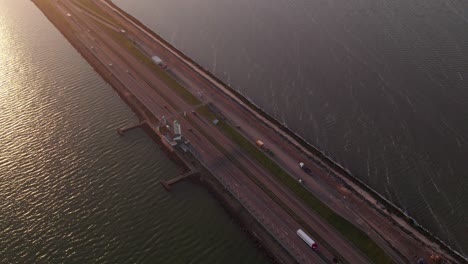 Sobre-El-Afsluitdijk-En-Vlietermonument-Y-El-Lugar-De-Estacionamiento-Den-Rivier-A-Lo-Largo-De-La-Autopista-A7,-Puesta-De-Sol