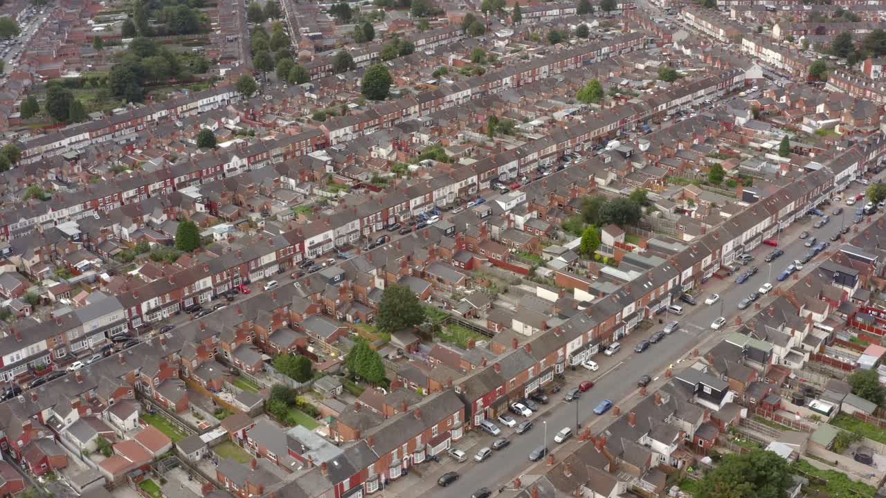 disparo de un dron dando vueltas sobre la urbanización de birmingham 02