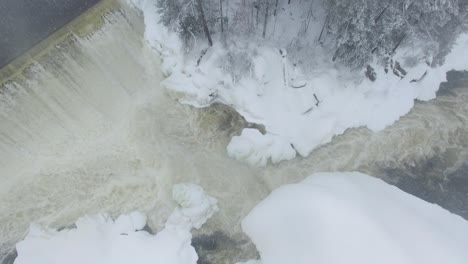 Vista-De-Pájaro-Del-Río-Que-Fluye-En-Invierno-Helado-Filmado-Por-Drones-Volando-Hacia-Abajo