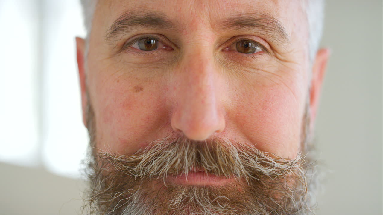 primer plano de un hombre maduro pensando con estilo