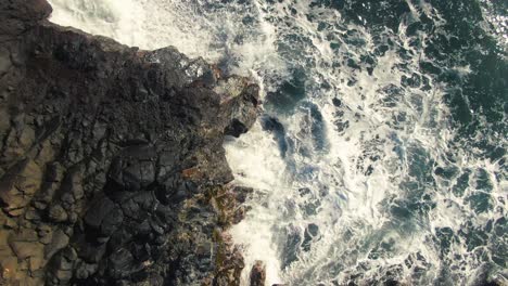 Olas-Del-Océano-Pacífico-Lavando-La-Costa-Rocosa-De-Hawai,-Vista-Aérea-De-Arriba-Hacia-Abajo