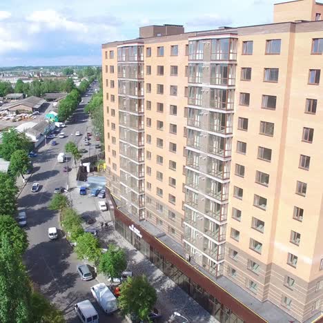 fachada de un edificio de varios pisos