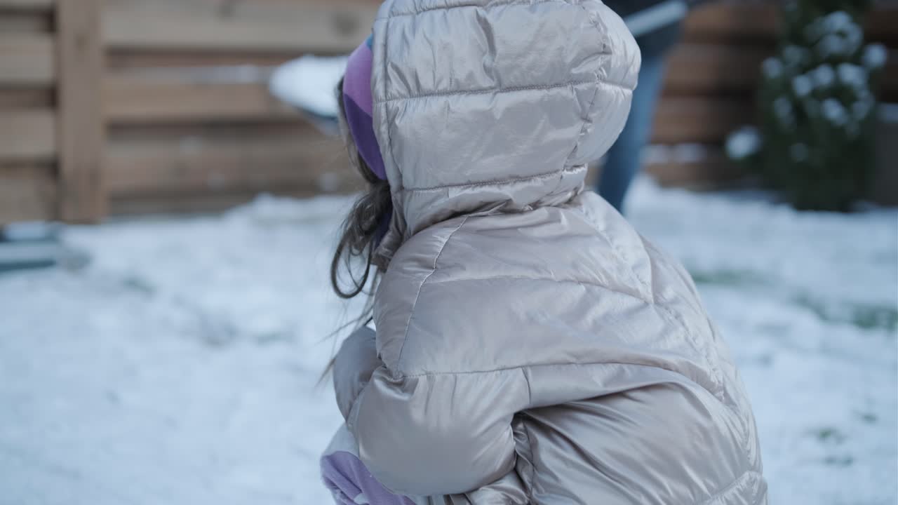 할아버지와 손녀가 눈 속에서 재미를 느끼고 있습니다.