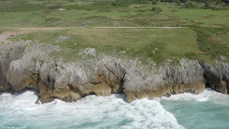 Unglaubliche-Klippen-Von-Bufones-De-Pria,-Asturien,-Spanien,-Schnelle-Luftaufnahme