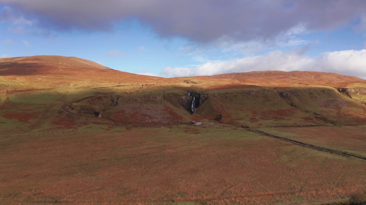 drone aéreo sobrevuelo de una cascada en fairy glen en skye escocia otoño