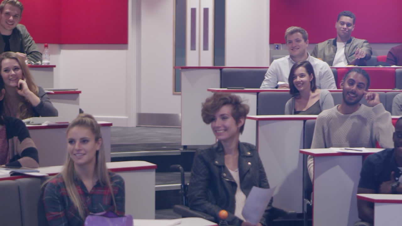 счастливые студенты в аудитории на университетской лекции, снятые на r3d