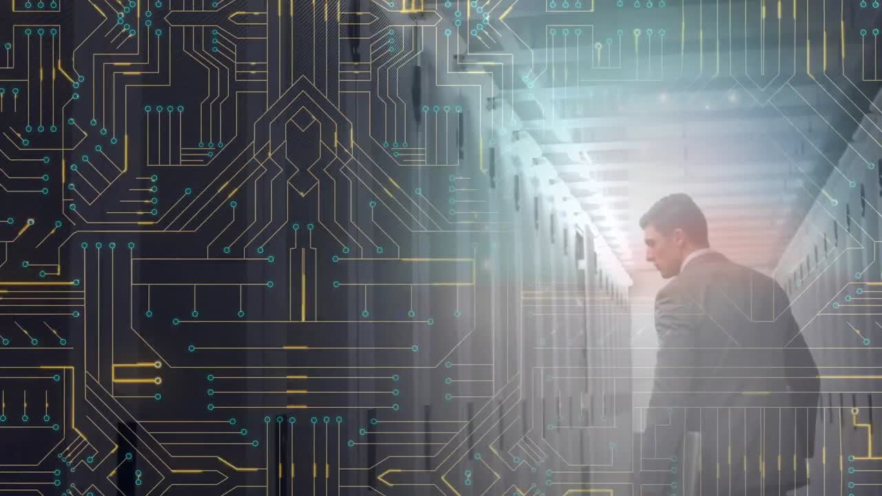 uomo che cammina in una sala server mentre la scheda madre incandescente si muove in primo piano