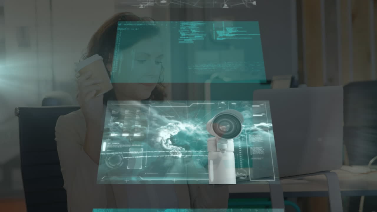 animación del procesamiento de datos financieros en pantallas sobre una mujer de negocios caucásica en la oficina