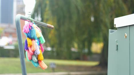 borla artística de lana que sopla en el viento