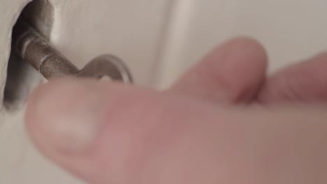 girando la llave en la cerradura