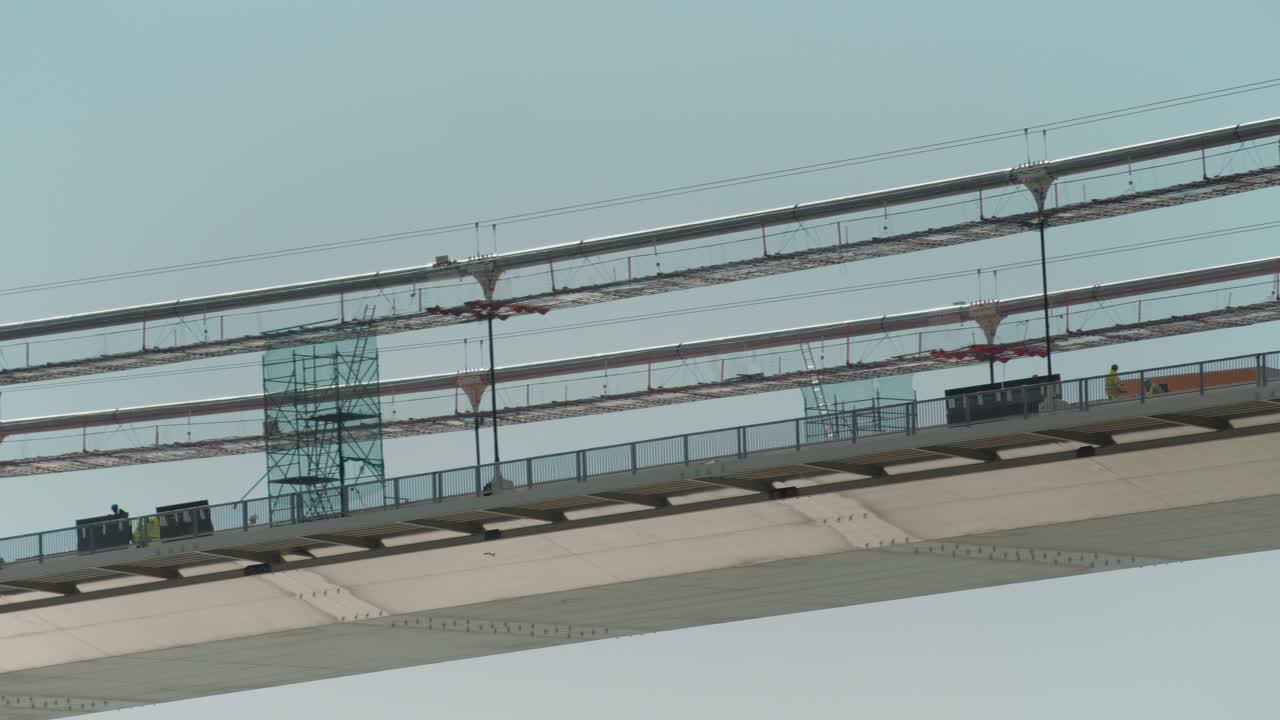 снимок средней части строящегося большого подвесного моста, фон голубое небо