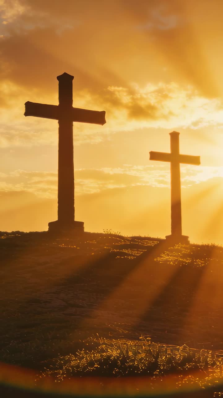 Due Croci Sagomate Erette su una Bassa Cresta Durante l'Ora d'Oro, con Raggi di Sole che si Aprono a Ventaglio sull'Erba