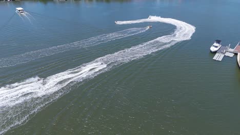 vista aérea de jet ski en las aguas de la costa dorada