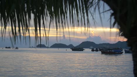 Sonnenuntergang-Im-Vietnamesischen-Hafen