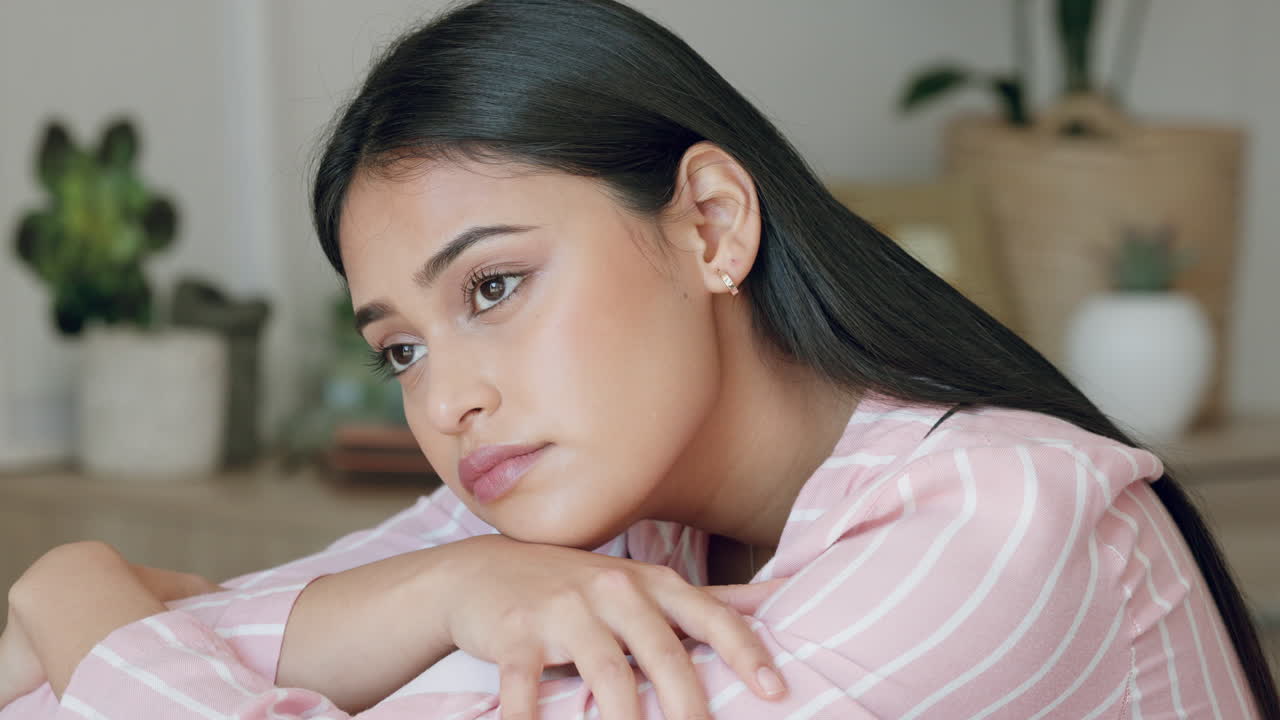 salud mental, depresión y pensamiento de la mujer triste