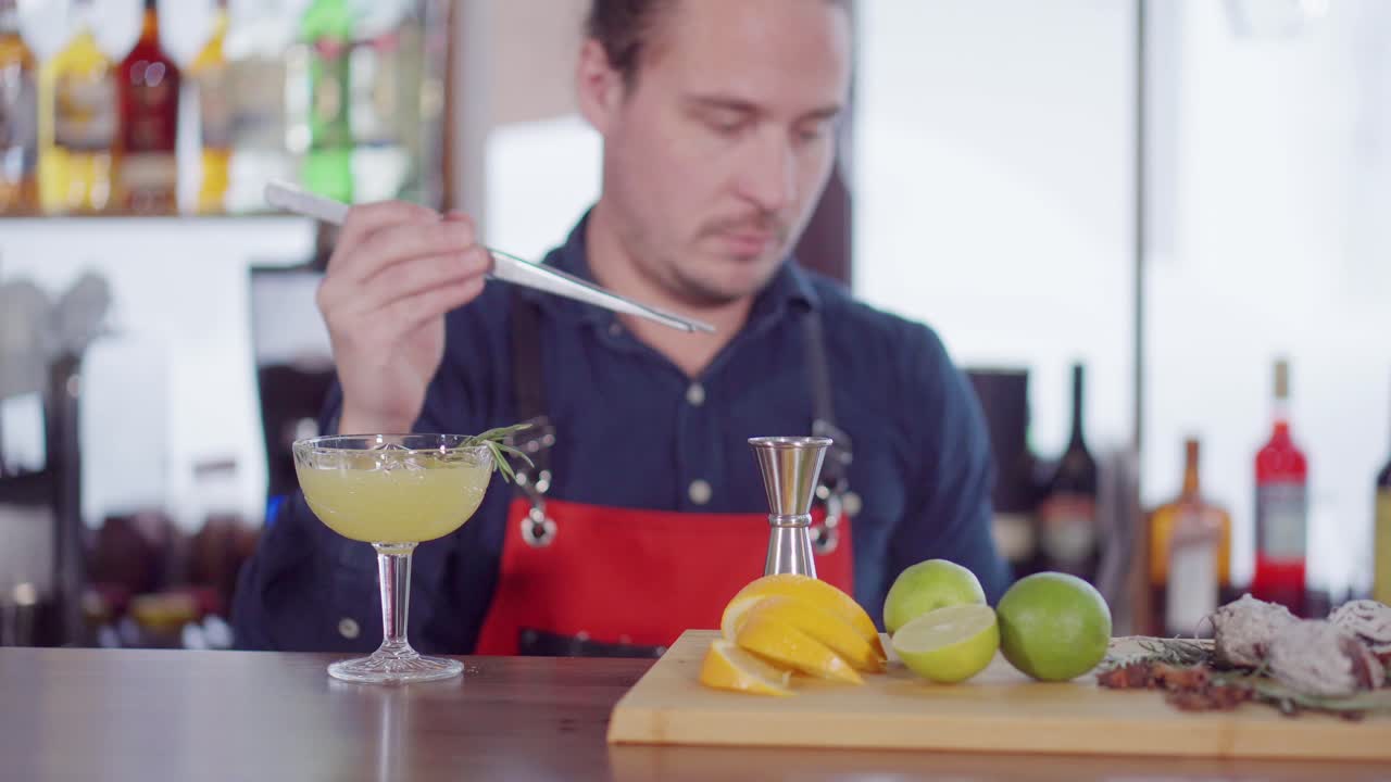 테일을 준비하는 바텐더