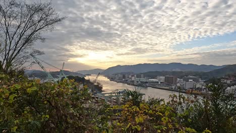 Hermosa-Vista-Sobre-Las-Copas-De-Los-árboles-Hacia-El-Puerto-De-Onomichi,-Prefectura-De-Hiroshima.