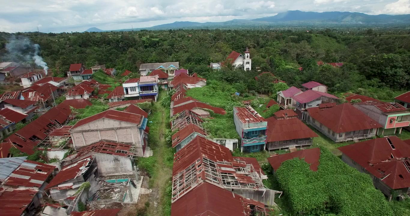 Rekaman drone udara dari desa yang hancur dan terbengkalai dekat gunung berapi Sinabung di Indonesia.