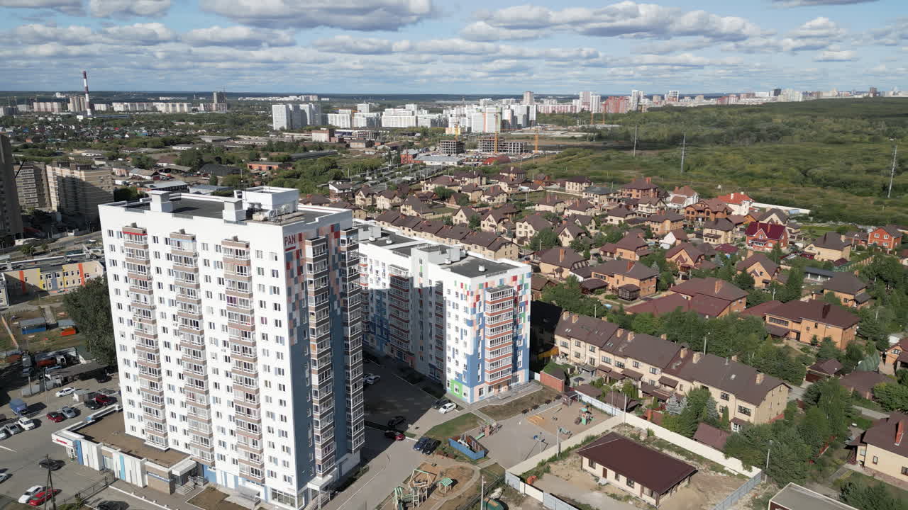 vista aérea de una ciudad suburbana