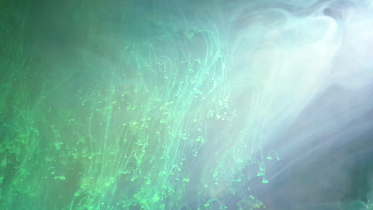 수채색 아크릴 잉크는 초자연적인 효과를 만들어내고, 아름다운 다색 소용돌이는 먼 우주 성운처럼 보입니다.