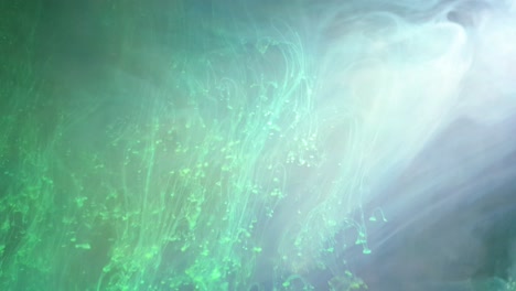 tinta acrílica de color agua que crea efectos de otro mundo, hermosos remolinos multicolores que casi parecen nebulosas espaciales distantes.