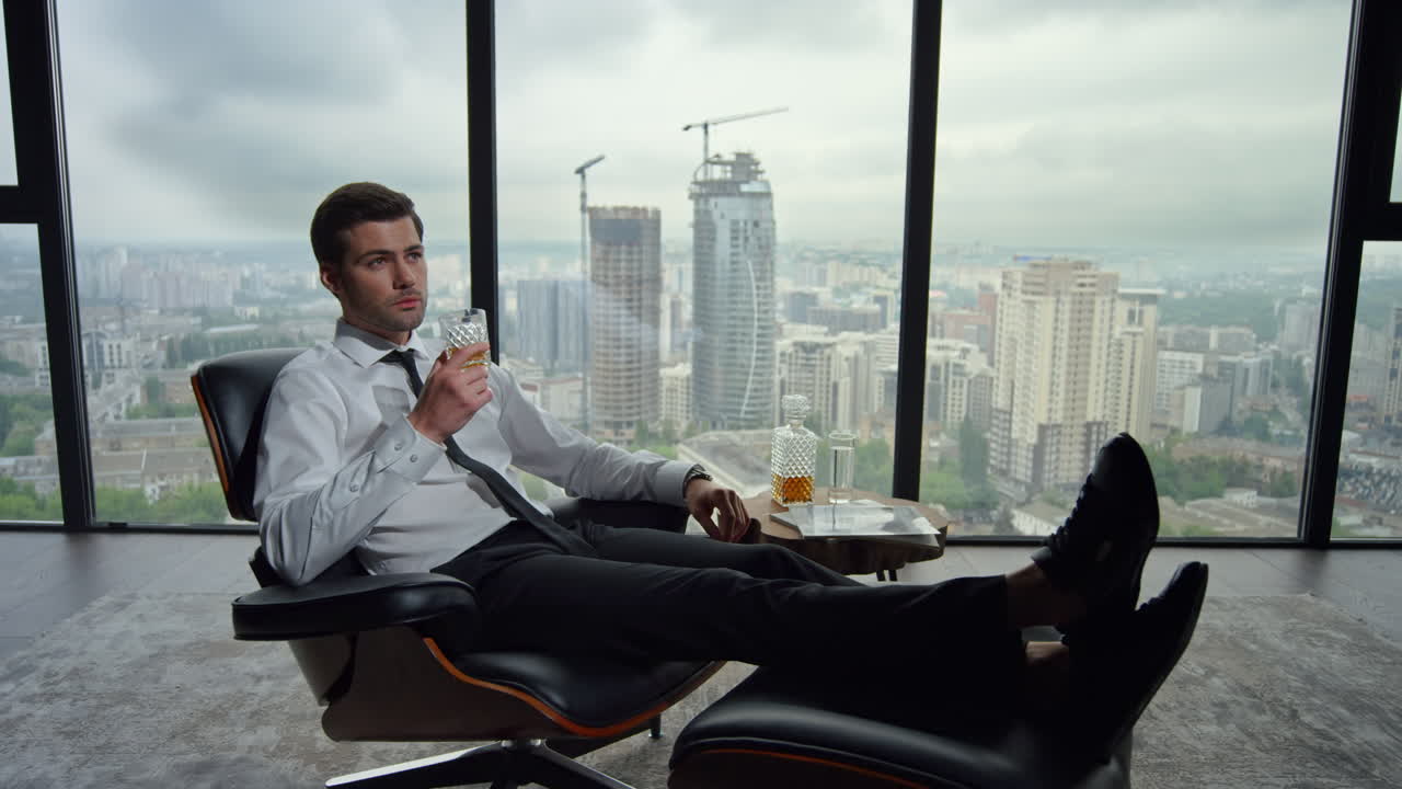 trabajador masculino bebiendo whisky