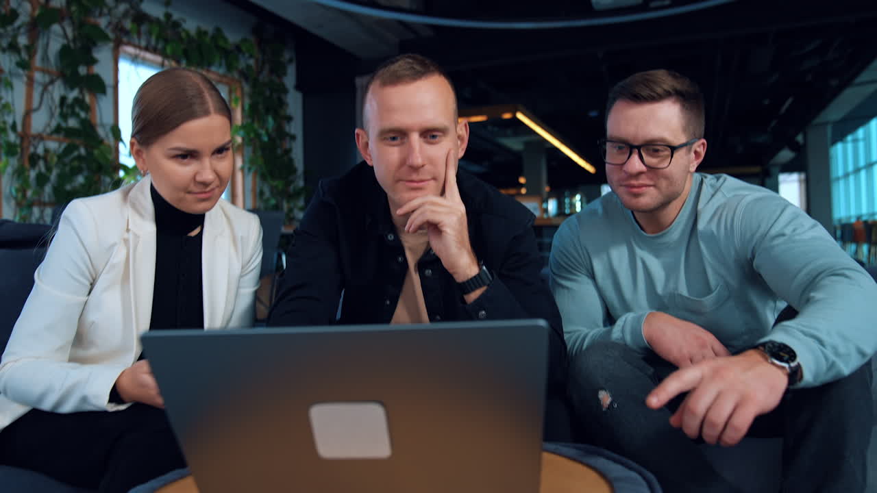 equipo de negocios discutiendo un proyecto en una computadora portátil