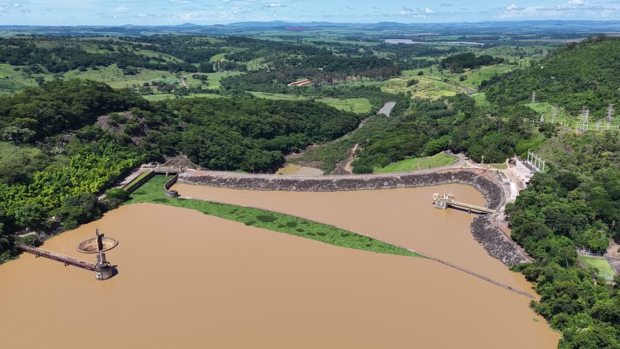 Il serbatoio Euclides Da Cunha di Sao Jose Do Rio Pardo, a San Paolo, Brasile. Centrale elettrica. Paesaggio della diga idrica e orizzonte naturale. Il serbatoio è situato a Sao Jose Do Rio Pardo, San Paolo, Brasile.