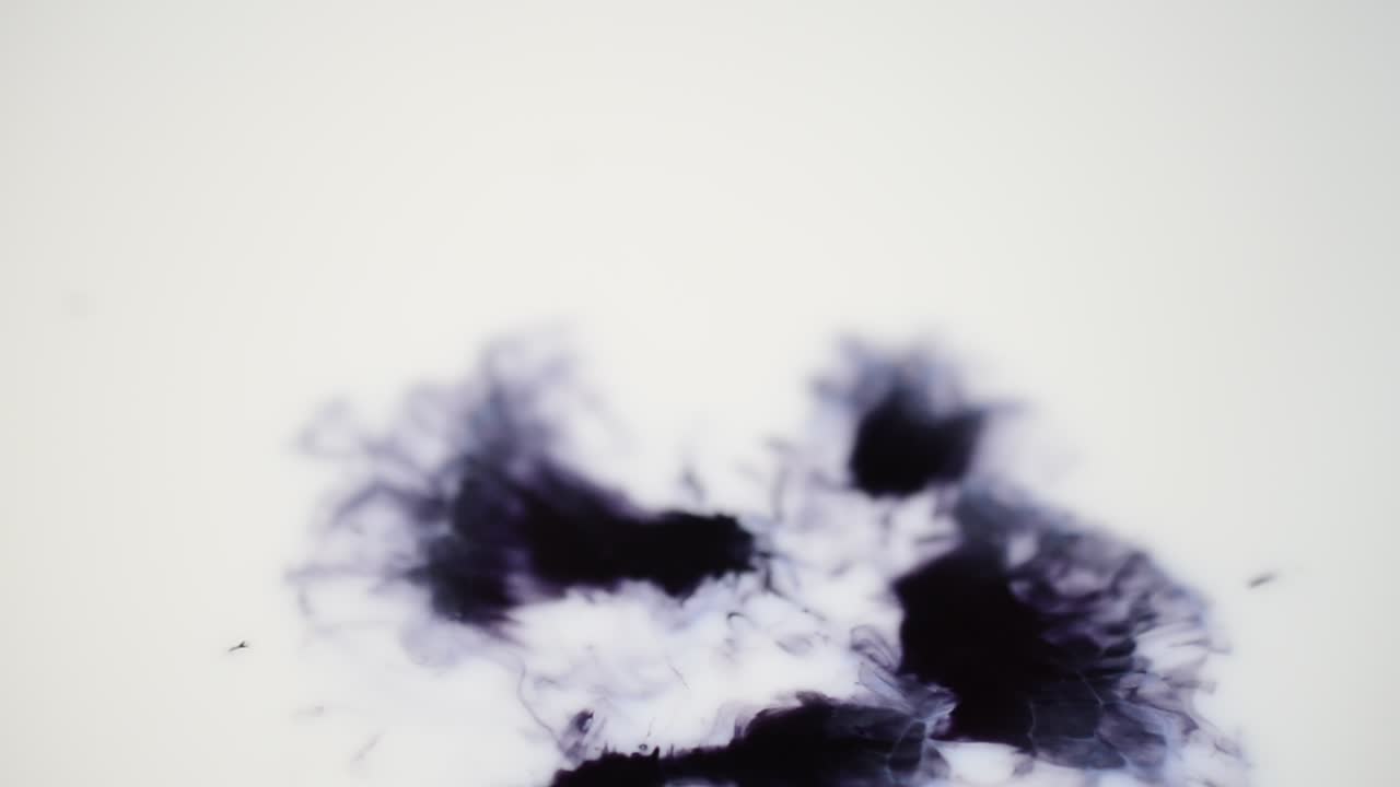 Gocce nere su sfondo bianco. Composizione artistica
