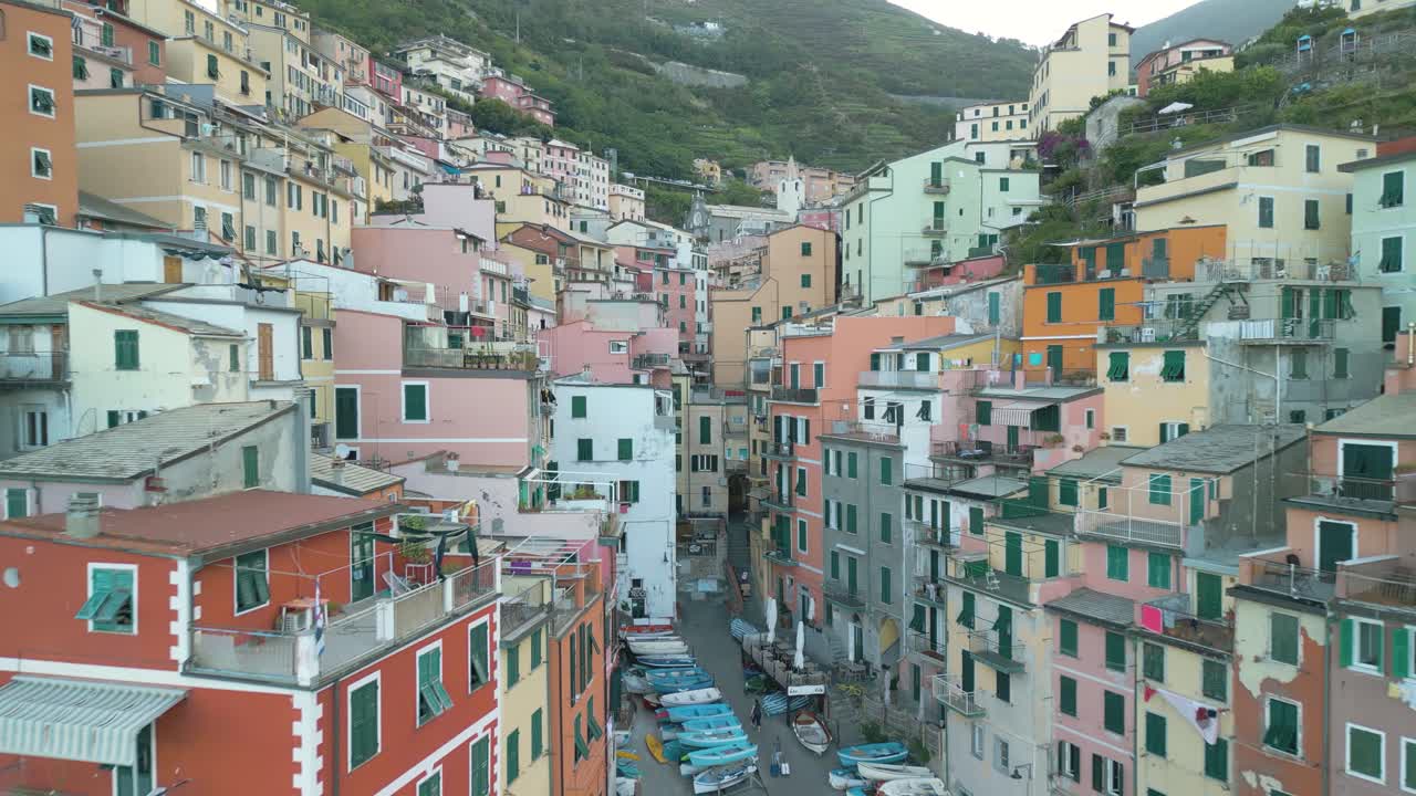 Un drone s'éloigne de la ville de Riomaggiore pour révéler l'incroyable paysage des Cinque Terre