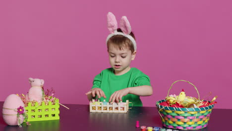 Fröhliches,-Erfreutes-Kind,-Das-Osterarrangements-Mit-Handgefertigten-Gegenständen-Dekoriert